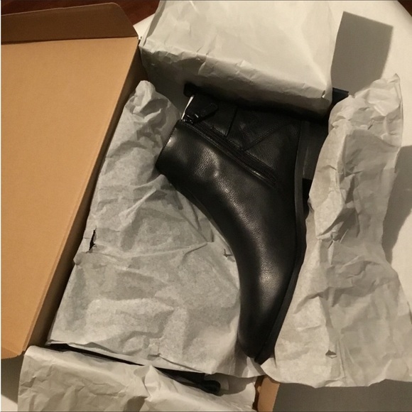 COLE HAAN - Picture 13 of 16